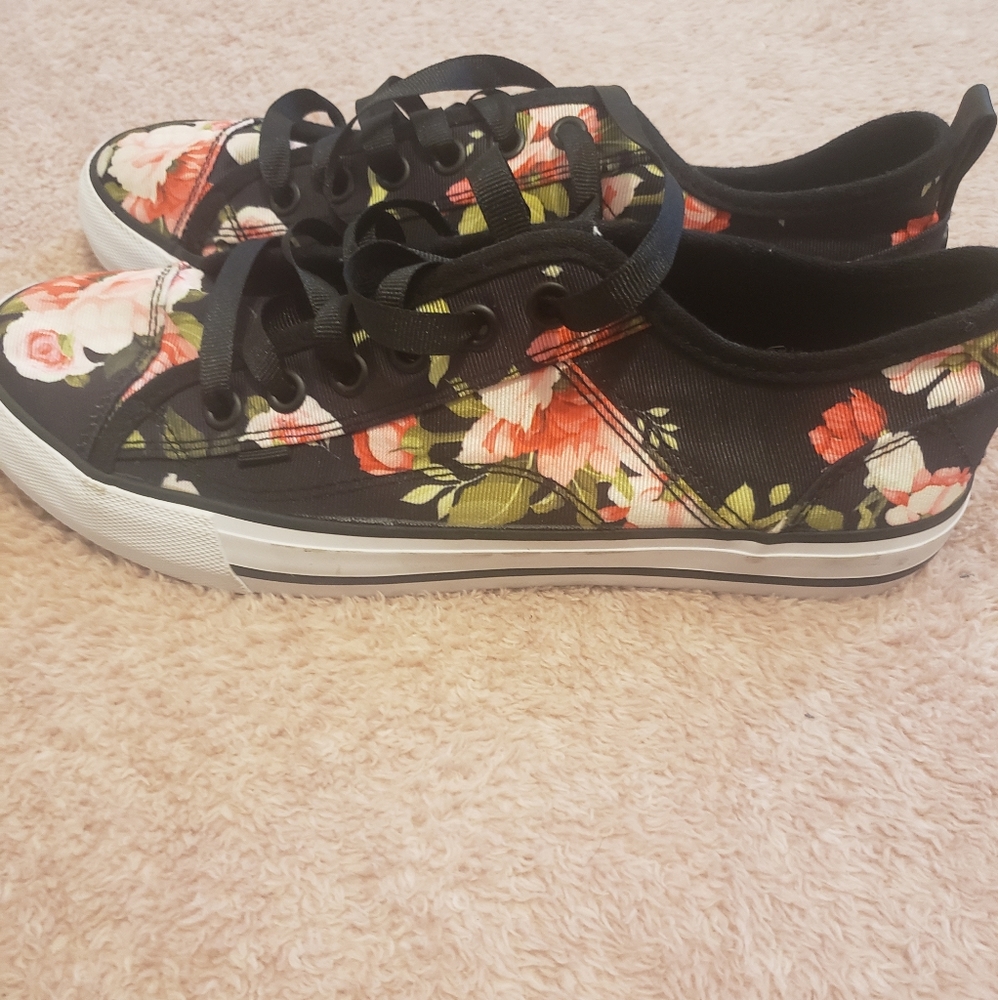 Chelsee Converse Sneakers - Picture 8 of 11